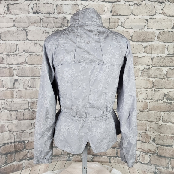 Lululemon Run Travel to Track Jacket Full Zip Jacquard Floral Fossil Gray Size 6 - Picture 10 of 16
